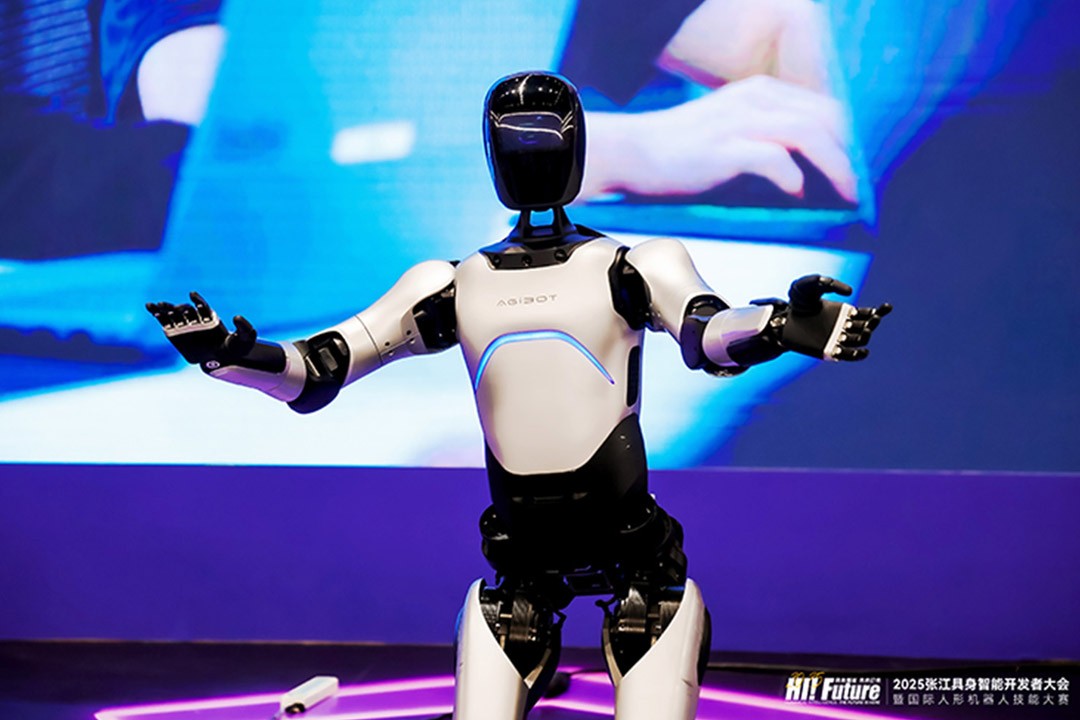 星空(中国)xingkong远征A2成全球首个同时拥有中美欧认证的人形机器人