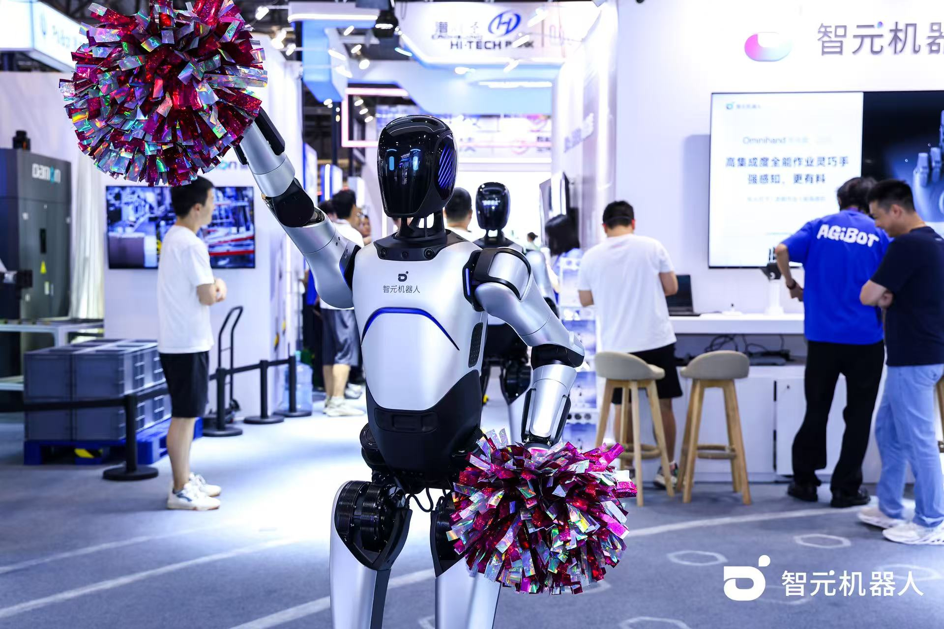 星空(中国)xingkong机器人 WAIC 首日展台火爆，机器人家族集体打工忙不停