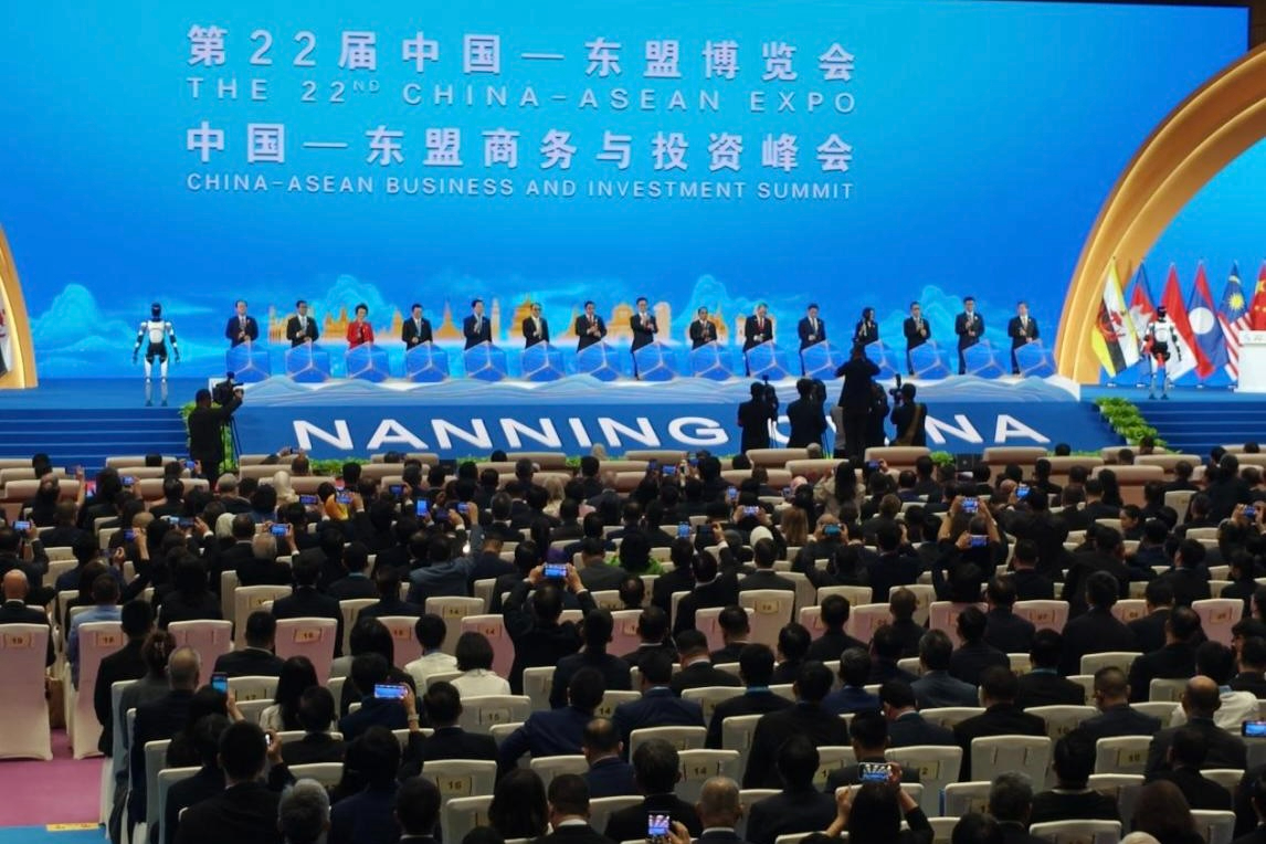 星空(中国)xingkong机器人闪耀中国-东盟博览会，以具身智能助力国际盛会